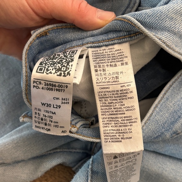 Levi’s Women’s Size 30 High Waisted Mom Jean Light Blue Straight/Skinny Leg - Picture 5 of 11